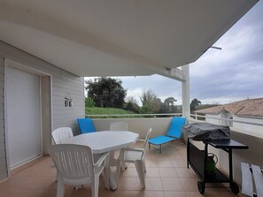 Outdoor dining - Spacious 2-room apartment with terrace 250 m from the beach (Meschers-sur-Gironde)