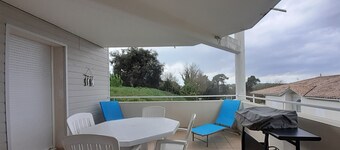 Spacious 2-room apartment with terrace 250 m from the beach