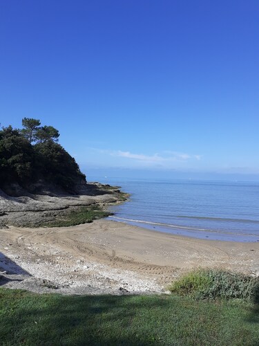 Spacious 2-room apartment with terrace 250 m from the beach