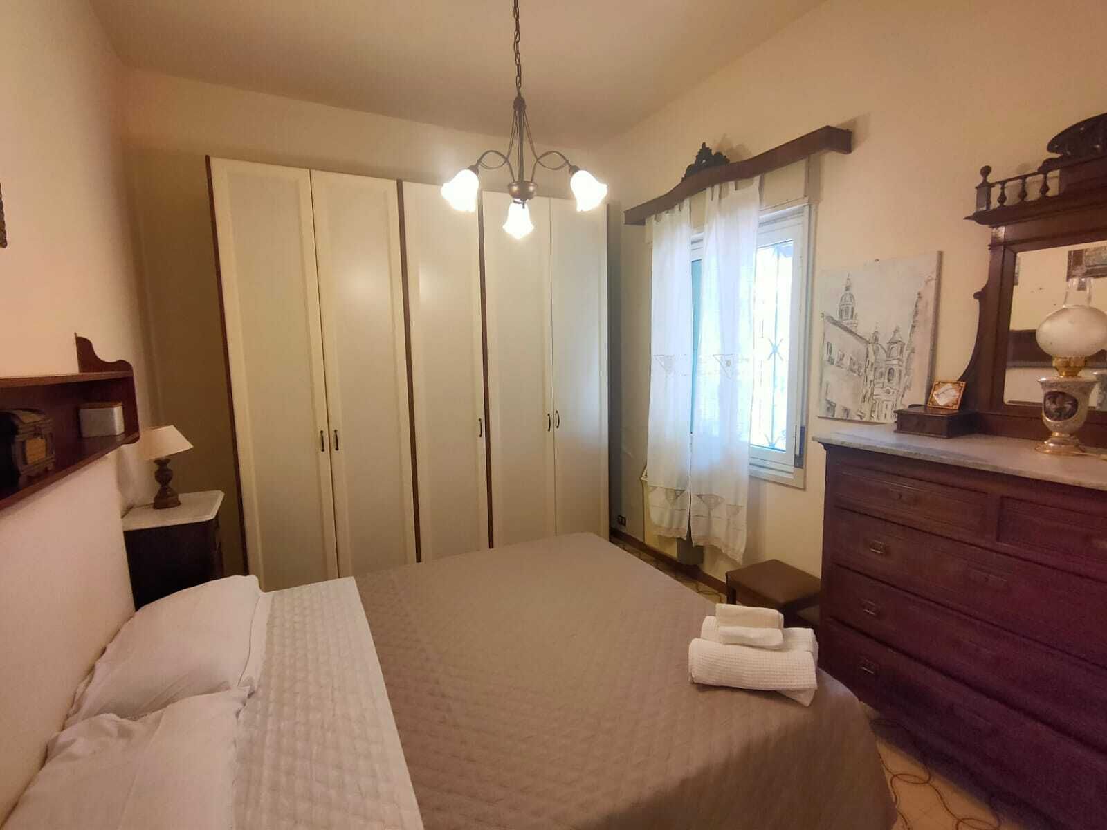 3 bedrooms, desk, iron/ironing board, travel crib