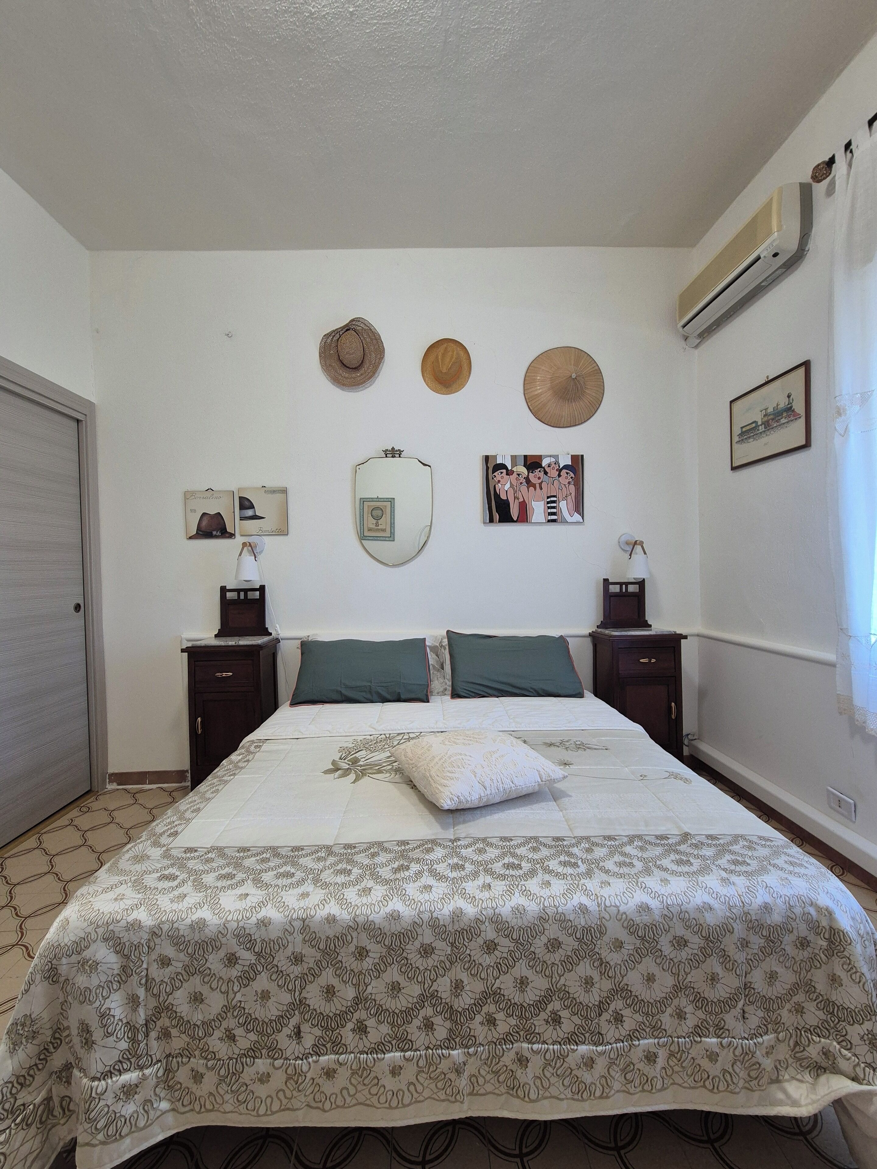 3 bedrooms, desk, iron/ironing board, travel crib