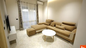 Appartement Standard | Aire de séjour | Téléviseur connecté de 43 po avec télévision par satellite, téléviseur