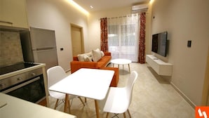 Appartement Standard | Aire de séjour | Téléviseur connecté de 43 po avec télévision par satellite, téléviseur