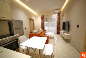 Lägenhet Standard | Vardagsrum | 43-tums smart-tv med satellitkanaler och tv