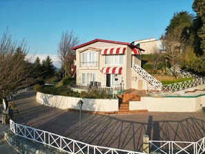 Fachada de la propiedad