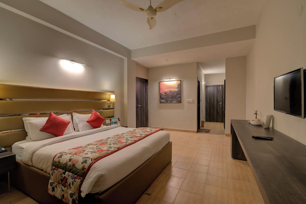 Premium Double Room | Desk, free WiFi, bed sheets