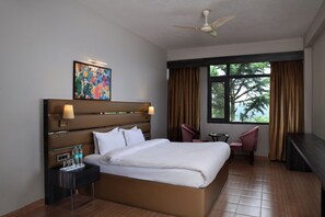 Escritorio, wifi gratis y ropa de cama 