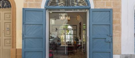 Fachada de la propiedad