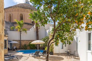 Seasonal outdoor pool, pool umbrellas, pool loungers - Mosta Dome B&B (Mosta)