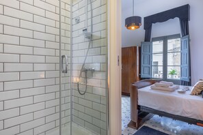 Deluxe Double Room | Bathroom | Shower, hair dryer, bathrobes, slippers - Mosta Dome B&B (Mosta)