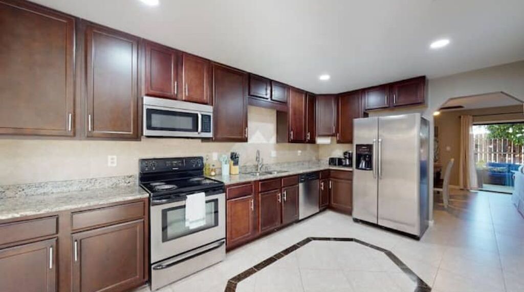 Frigorifero, microonde, forno, piano cottura