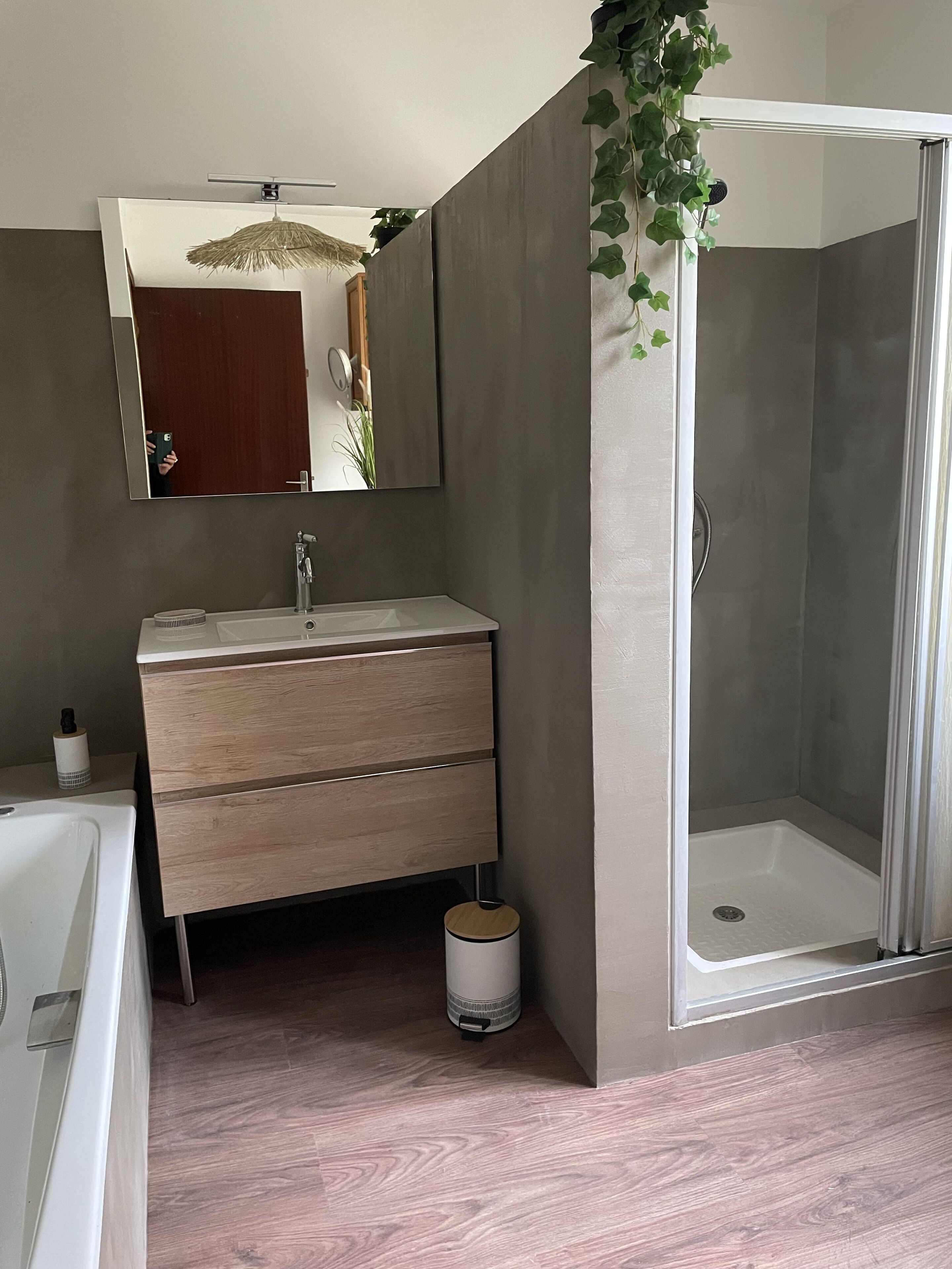 Haartrockner, Handtücher, Seife, Toilettenpapier