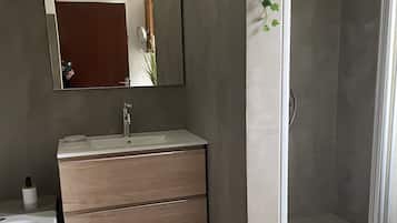 SĂšche-cheveux, serviettes fournies, savon, papier toilette