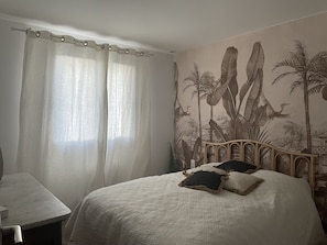 2 habitaciones, escritorio y tabla de planchar con plancha 