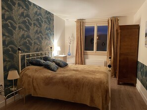 2 bedrooms, desk, iron/ironing board, travel crib