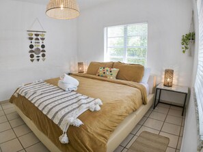 3 habitaciones, escritorio y tabla de planchar con plancha 