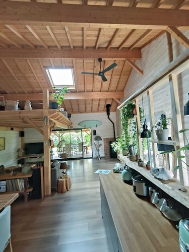 Maison bois paisible dans un écrin de verdure à 10mn de la plage!