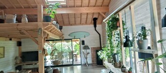 Peaceful wooden house in a green setting 10 minutes from the beach!