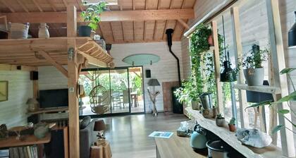Maison bois paisible dans un écrin de verdure à 10mn de la plage!