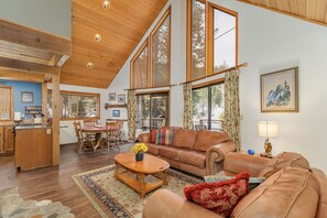 تلفزيون ذكي، مدفأة، مشغل دي في دي، كُتُب