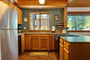 Fridge, microwave, oven, stovetop - Jack's Cabin-River, Hot Tub, WIFI, BBQ, 4WD, Dogs (Leavenworth)