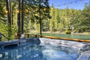 Outdoor spa tub - Jack's Cabin-River, Hot Tub, WIFI, BBQ, 4WD, Dogs (Leavenworth)