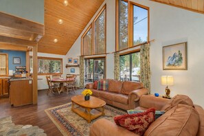 Smart-tv, een open haard, een dvd-speler en boeken