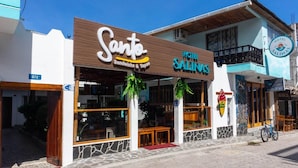 Un edificio con un letrero que dice 'Santo Sandwiches & Tapas' y 'Hotel Salinas'.