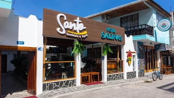 Vista frontal de la propiedad