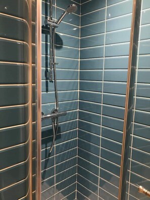 Douche, serviettes fournies, savon, shampooing