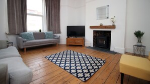 Living area - Empire House by Tŷ SA - LARGE 6 Bed in  (Newport)