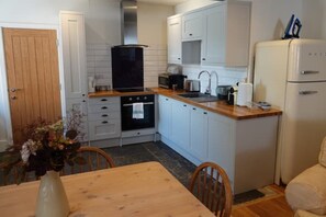Dining tables - The Yard House Cottage 2 (Sherborne)
