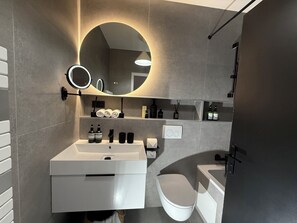 Dusche, Haartrockner, Handtücher, Seife
