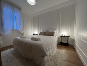 4 chambres, coffres-forts dans les chambres, fer et planche à repasser