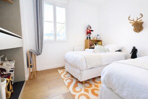 4 bedrooms, in-room safe, desk, iron/ironing board