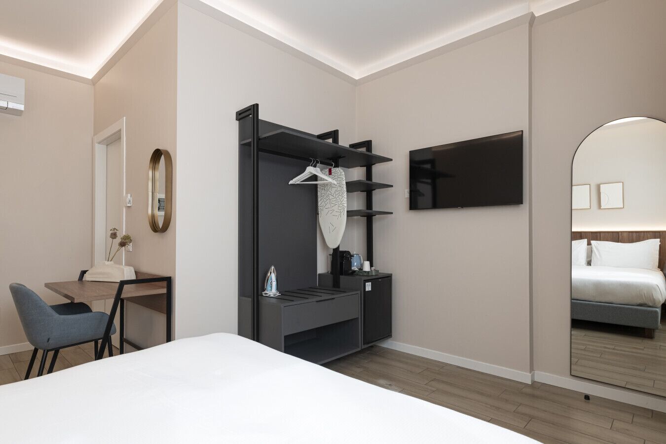 1 bedroom, desk, WiFi