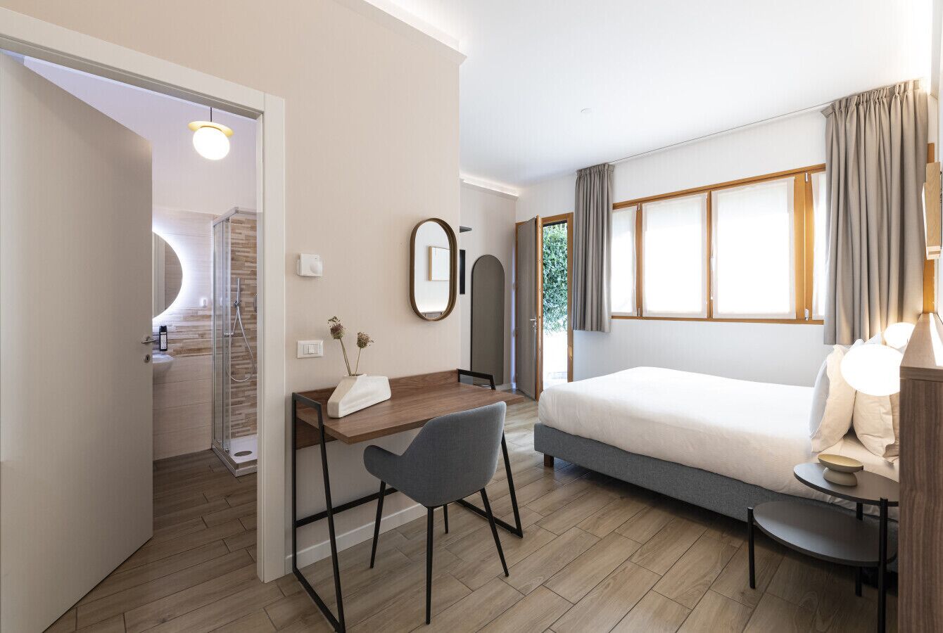 1 bedroom, desk, WiFi