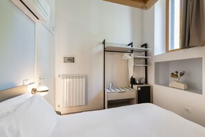 1 bedroom, desk, WiFi
