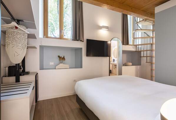 1 bedroom, desk, WiFi