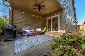 Terrace/patio - KING Bed•Hot Tub•Game Room•Walk to Dining, Shops & Autzen (Eugene)