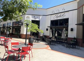 Outdoor dining - KING Bed•Hot Tub•Game Room•Walk to Dining, Shops & Autzen (Eugene)