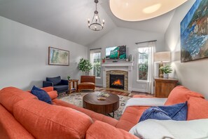 Smart TV, fireplace - KING Bed•Hot Tub•Game Room•Walk to Dining, Shops & Autzen (Eugene)