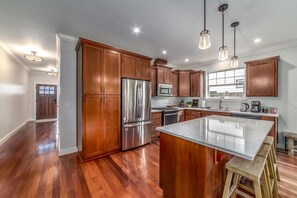 Fridge, microwave, oven, stovetop - KING Bed•Hot Tub•Game Room•Walk to Dining, Shops & Autzen (Eugene)