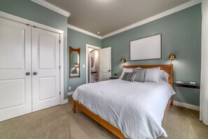 3 bedrooms, desk, iron/ironing board, WiFi - KING Bed•Hot Tub•Game Room•Walk to Dining, Shops & Autzen (Eugene)
