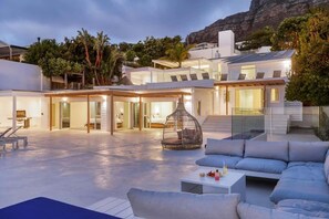 Terrace/patio - Two Views - 8 Bedroom Villa in Camps Bay & Hot Tub (Cape Town)