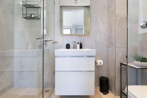 Douche, séchoir à cheveux, serviettes fournies