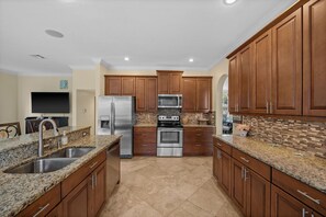 Fridge, microwave, oven, stovetop - Luxury Family Getaway (Naples)