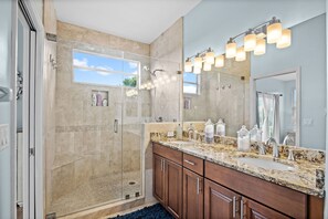 Douche, séchoir à cheveux, serviettes fournies, papier de toilette