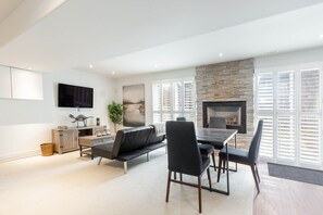 Dining - Fully Private Apartment - New Luxury Two Bed Private Apartment By The Lake (Mississauga)