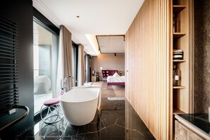 Appartement | Salle de bain | Baignoire et douche séparées, articles de toilette gratuits